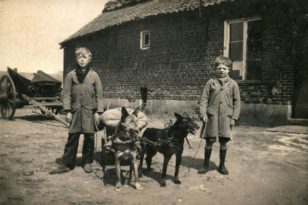 Louis Beets en Jan Beckers. Met hondenkar naar de molen. Vrienden voor het leven.