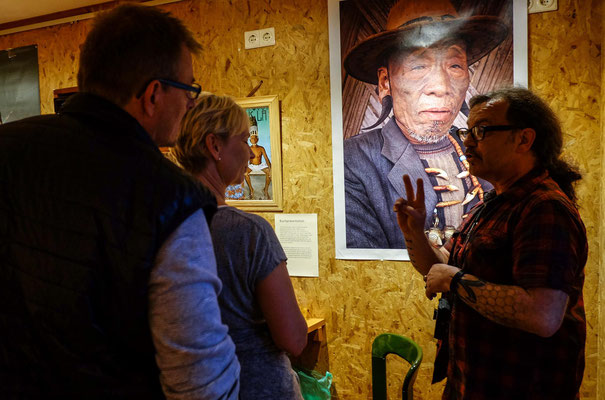 Stephane explaining the customs of Indian Tattooing to interested visitors...