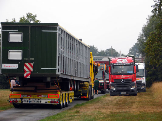 In der Nacht von 23.08. auf den 24.08.18 kamen die ersten LKWs - insgesamt 5 nur für den Stall, zwei weitere werden in der kommenden Woche den Scharrraum liefern.