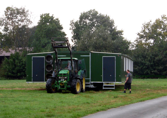 Die Wartezeit ist lang, da wird erst probiert wie sich das 4 Achs Geschoß überhaupt bewegen läßt?!... Wunderbar, trotz der enormen Länge, wer sich auf der Straße bewegen will, müsste das Nachts tun oder vorab die Seitenteile abbauen...