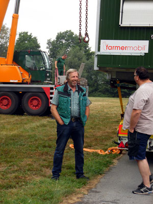 Unser lieber Norbert... er freut sich - ein Mobiler Bruderhahnstall - es wird noch viel beobachtet und eventuell auch nachgearbeitet werden müssen, denn so einen Mobilen Hahnen Stall gibt es noch nicht und somit auch keine großartigen Erfahrungswerte!!
