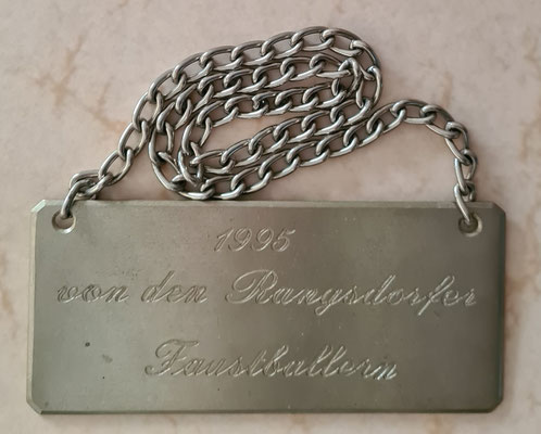 symbolisches Gastgeschenk für eine Sitzbank von den Rangsdorfer Sportfreunden anlässlich zum 14. Knopfmacher- Pokal 1995