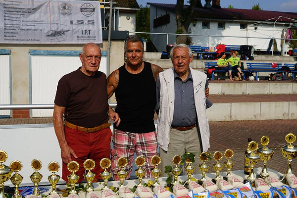 Siegerehrung Knopfmacher- Pokal 2016 Detlef Jauch mit den Ehrenmitgliedern Gerd Schweser (li.) und Werner John (re.)