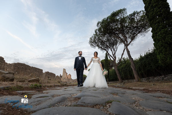 Passeggiata e fotografie per gli sposi lungo la Via Appia Antica a Roma