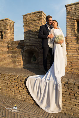 qualche minuto per le fotografie di rito dopo il matrimonio: gli sposi al castello di Giulio II nel borghetto di Ostia Antica