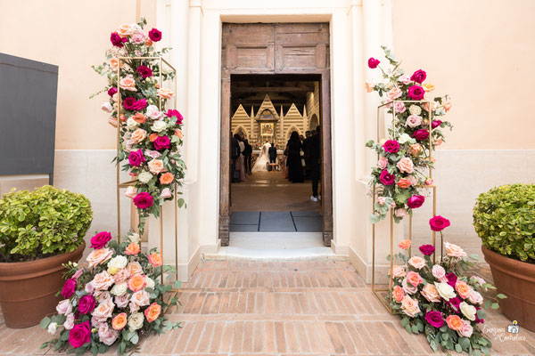 L'ingresso fiorito della Chiesa di Santa Maria in Celsano, proprio durante la cerimonia