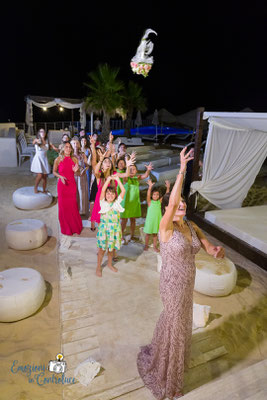 il lancio del bouquet della sposa in spiaggia, dove poco prima è stato celebrato il matrimonio