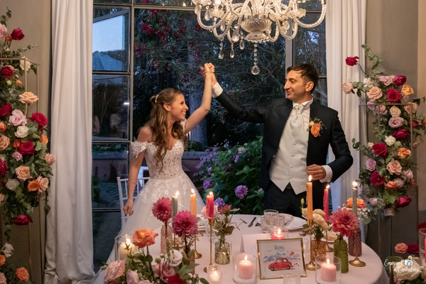 Si entra in sala: Fabrizio e Sara si accomodano al tavolo degli sposi