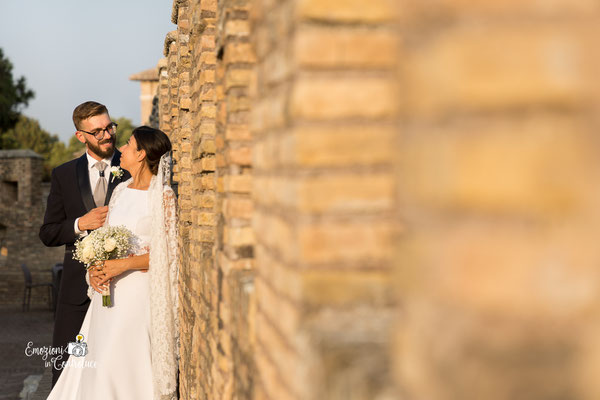 qualche minuto per le fotografie di rito dopo il matrimonio: gli sposi al castello di Giulio II nel borghetto di Ostia Antica