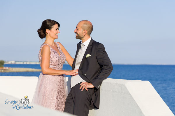 la prima passeggiata sulla spiaggia dopo il matrimonio