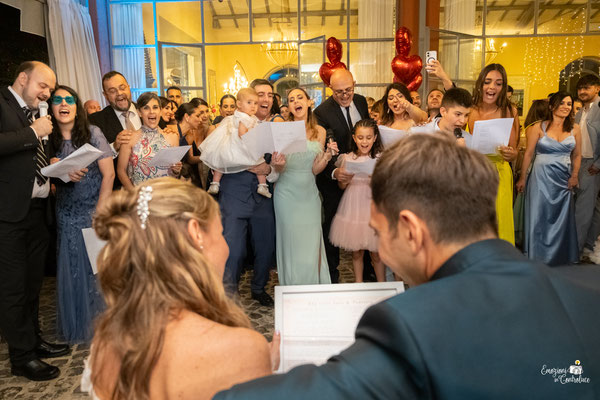 La sorpresa degli amici: un coro divertente ed emozionante dedicato a Fabrizio e Sara