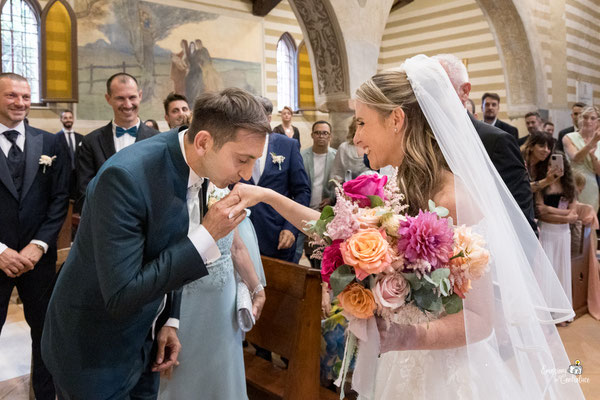 L'emozione del "momento fatidico": l'entrata di Sara con Fabrizio che le bacia delicatamente la mano per salutarla