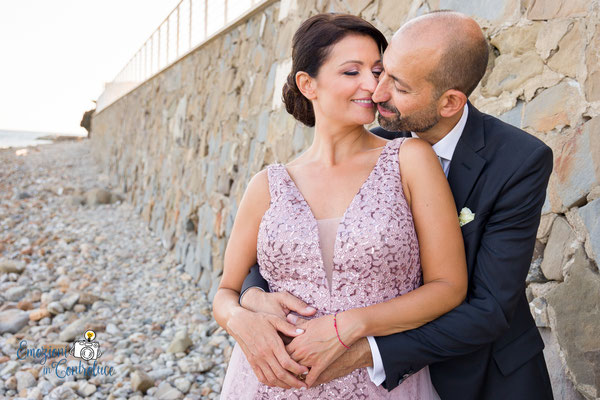 passeggiando sulla spiaggia, le fotografie dopo il matrimonio