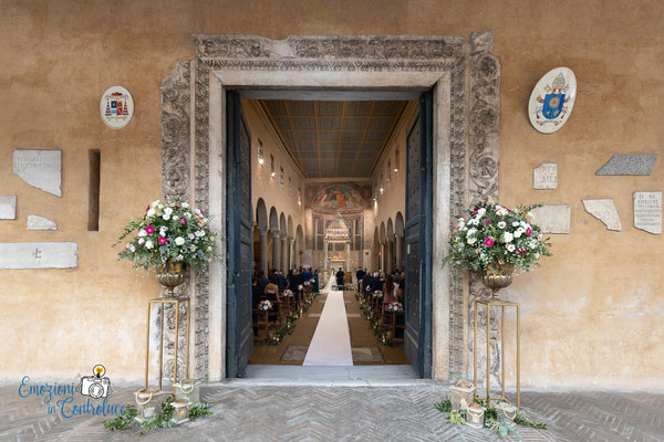 L'ingresso di San Giorgio in Velabro a Roma durante la celebrazione del matrimonio