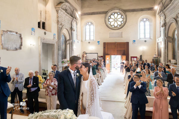 l'applauso degli invitati al matrimonio