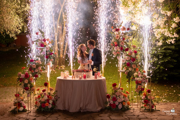 Il taglio della torta di Fabrizio e Sara, uno spettacolo di luci e magia a Tenuta Giustiniana.