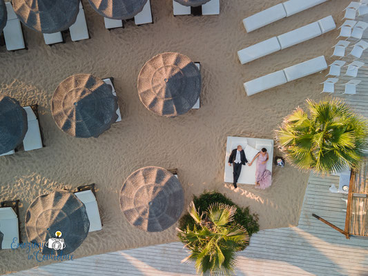 riprese dall'alto: momento di relax per le fotografie con il drone dopo la celabrazione in spiaggia del matrimonio