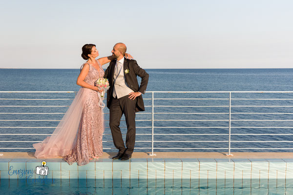 a bordo della piscina nelle fotografie degli sposi dopo il matrimonio