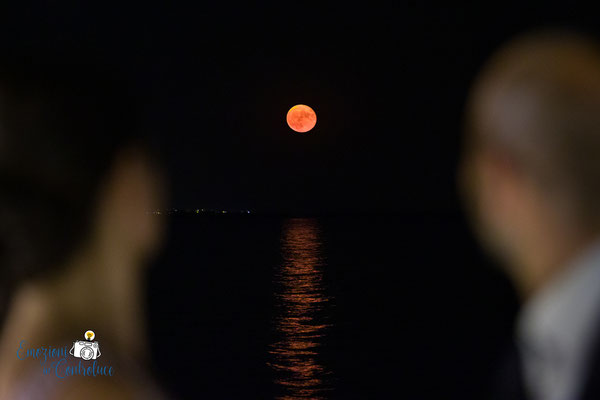 luna rossa del 14 luglio 2022: un ulteriore, meraviglioso, regalo per il loro matrimonio, in questo scatto con gli sposi