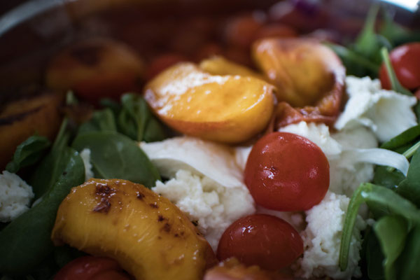 Salat mit gegrilltem Pfirsich 