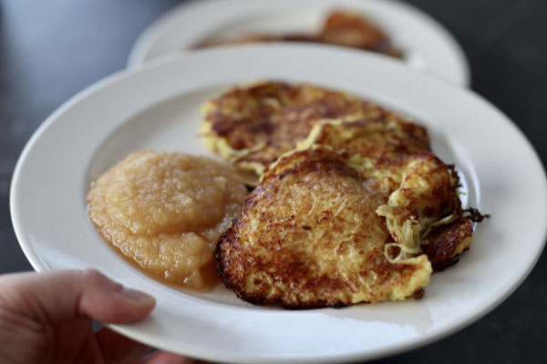 Reibekuchen mit Apfelmus