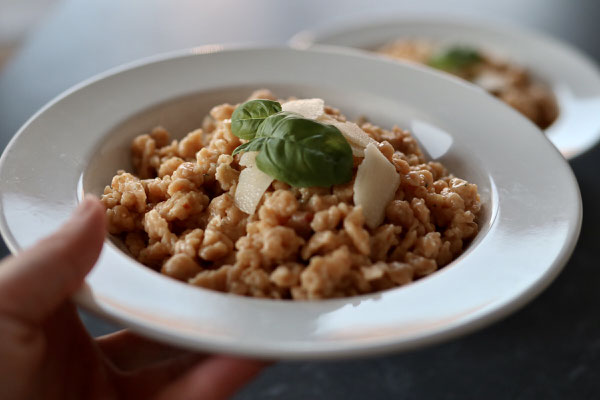 Selbstgemachte Spätzle Rosso