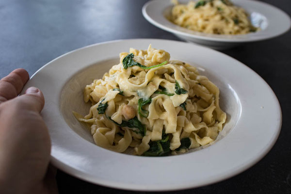 Tagliatelle mit Hummus und Babyblattspinat