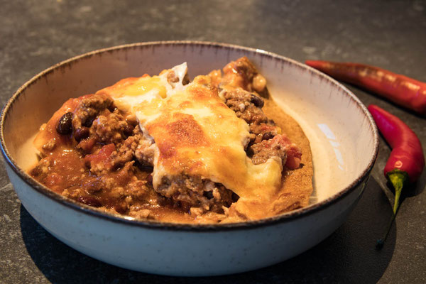 Huevos Rancheros - scharfer mexikanischer Auflauf mit Ei und Tortillas 