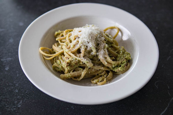 Vollkorn Nudeln mit Avocado Carbonara 