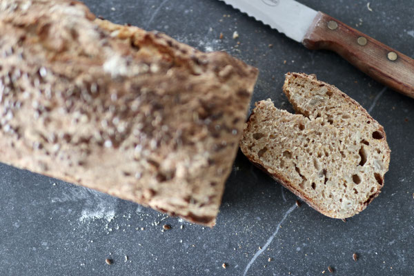 Vollkornbrot mit Möhre, Buttermilch und Sauerteig