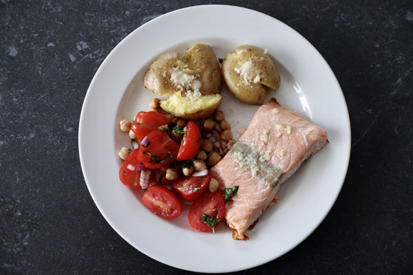 Gegrillter Lachs mit Smashed Potatoes und Kichererbsen Salat