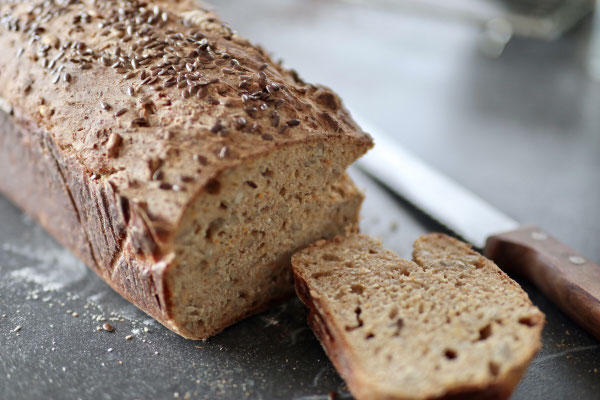 Vollkornbrot mit Möhre, Buttermilch und Sauerteig