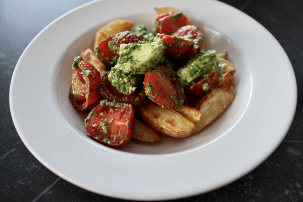 Kartoffelwedges Salat mit Tomate, Mozzarella und Pesto