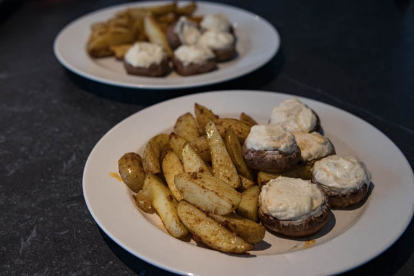 Perfekte Grillbeilage: gefüllte Champignons und Kartoffelwedges