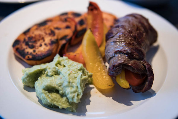 Rezept für Fajita Roulade vom Grill mit Guacamole und Süßkartoffel