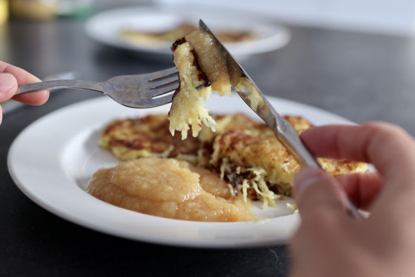 Kartoffelpuffer mit Apfelmus