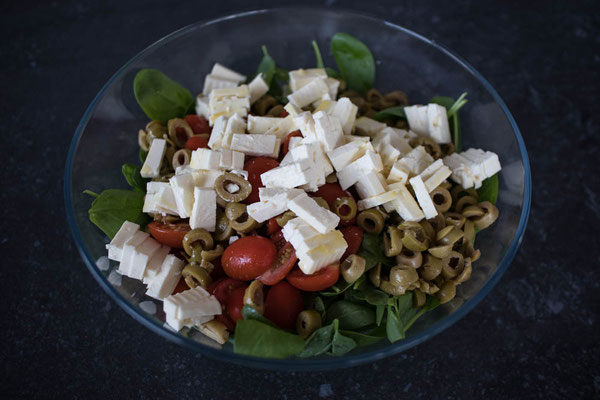 Babyblattspinat-Tomatensalat mit Feta