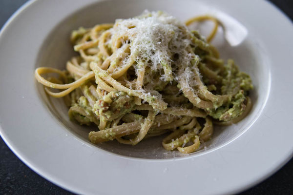 Vollkorn Linguine mit Avocado Carbonara 