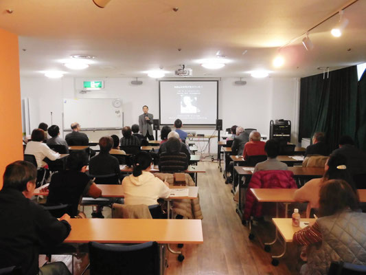 千葉県松戸市生涯学習ジャズ講座で講義中の田丸智也。