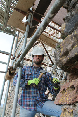 Un bénévole, chantier Rempart, Calmont d'Olt