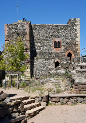 La cour du Château de Calmont d'Olt et donjon