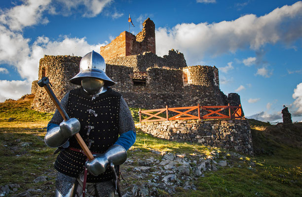 Chevalier devant le château de Calmont d'Olt, Espalion, Aveyron