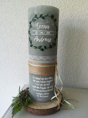 Nr. 12, Verzierungen aus Wachs, 67 €, wahlweise mit Untersetzer aus Holz für 6€