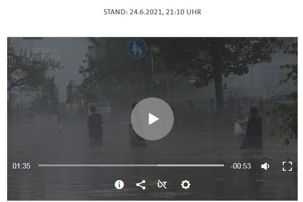 Kirchheim u. Teck: Fußgänger waten durch knietiefes Wasser.