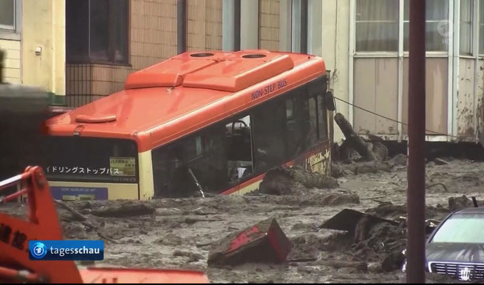 Tagesschau 3.7.  Mit dem Klimawandel werden die Regenfälle in der Region immer ergiebiger. Verheerende Zerstörung des Küstenorts bei Tokio.