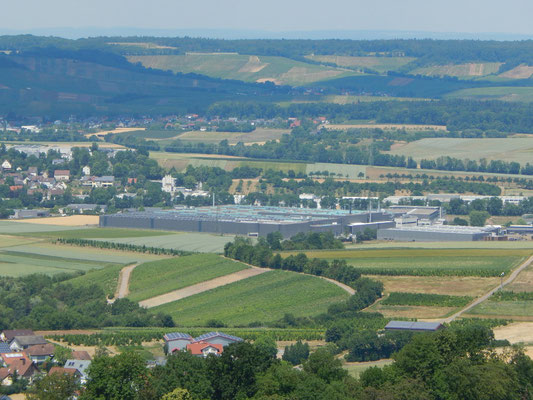 Ex-Geschäftsführer Stöcklein meinte zur Schachtel: "Das Werksgelände werde optisch ansprechend ins Landschaftsbild eingebunden werden" - ja der Blick hinüber zum Heuchelberg wird es gaaanz bestimmt bald suchen müssen.