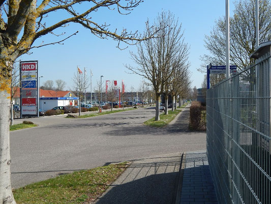 Im neuzeitlichen autogerechten Zentrum mit Discounter und Einkaufsmärkten zweigt der Weg zum Mithräum ab.