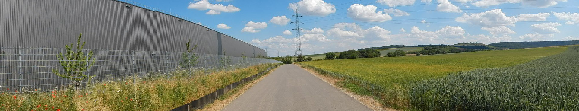 Lange Strecke an der Fabrik entlang, Blick zurück nach Ost. Rechts der Michaelsberg