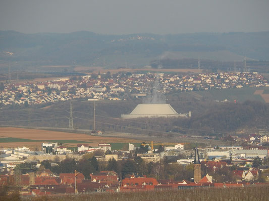 Kühlturm vom AKW Neckarwestheim. Davor Bönnigheim mit dem Gewerbegebiet