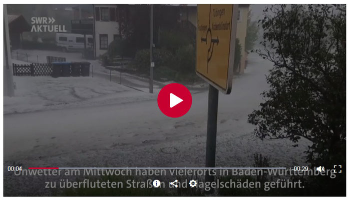 Mit Hagel bedeckte Bundesstraße zwischen Tübingen und Reutlingen.